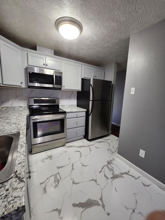 Building Photo - 3 Bedroom Home Excellent Location Near Schools