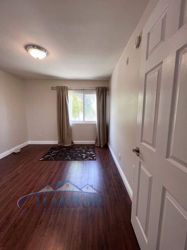 Building Photo - Spacious 2 Bedroom 1 Bathroom Upstairs Condo