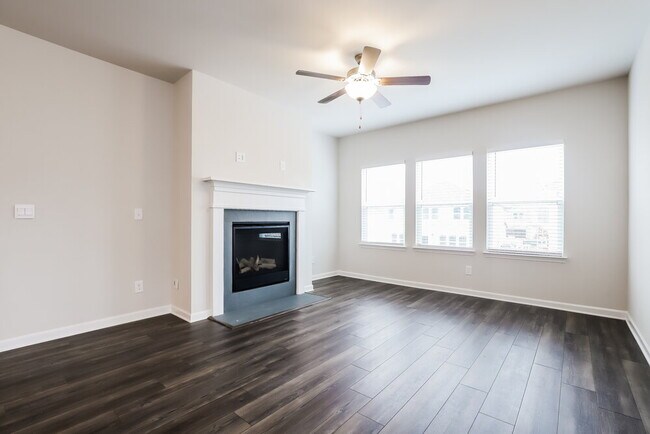 Building Photo - 5841 Hackberry Ln