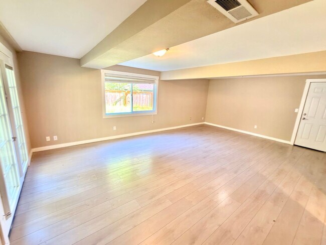 Building Photo - Spacious 4BD/3BA Bellevue Home with Private Backyard & Garage