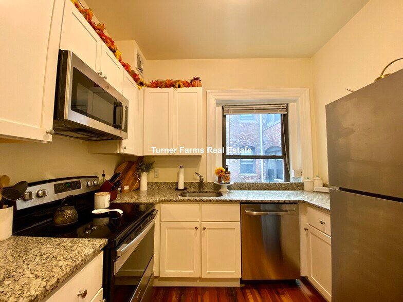 Building Photo - 1463 Beacon St