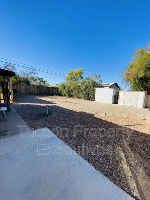 Building Photo - 2126 E Silver St