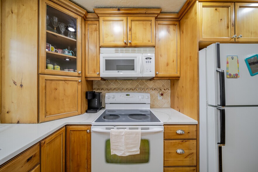 Building Photo - 3124 S Falling Brook Ln