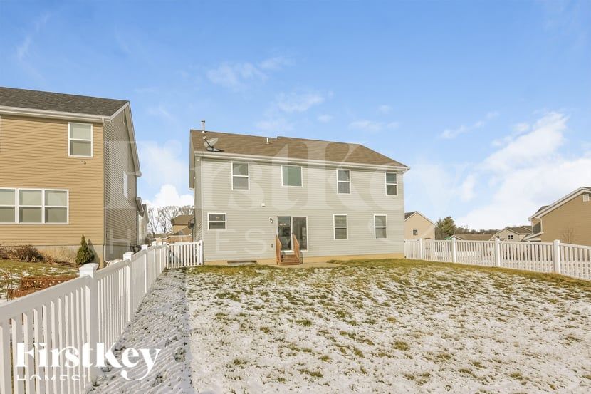 Building Photo - 120 Champions Ln