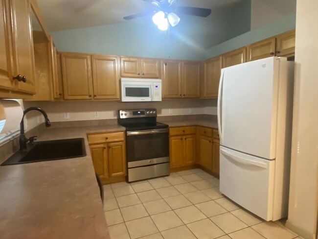 Building Photo - 3/2 Rental With Large Fenced Backyard