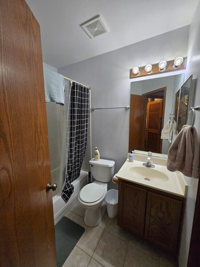 Building Photo - 2544 Dickens Dr