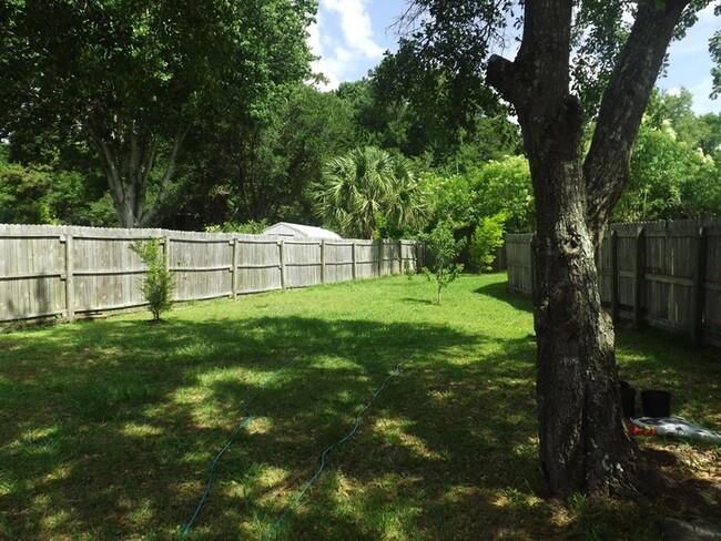 Building Photo - Cozy 2 Bed 2 bath home with lush Back yard