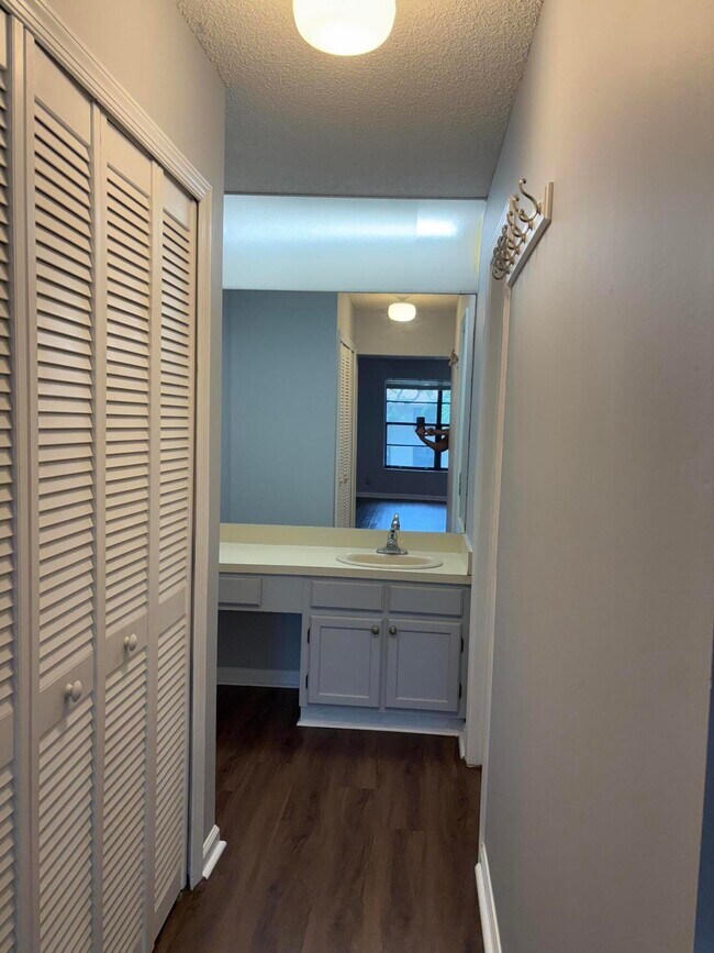 Building Photo - 9845 Pineapple Tree Dr