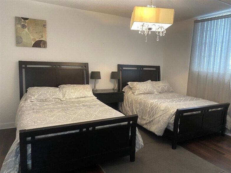 Building Photo - 4001 S Ocean Dr