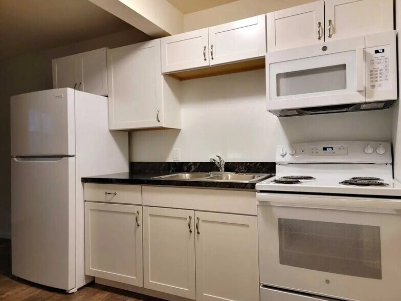 Building Photo - 675 E Main St