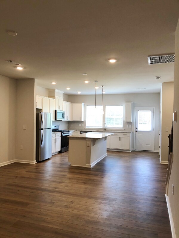 Building Photo - 825 Falls Grove Trl