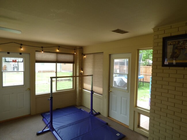 Building Photo - Beautiful Home in Longmont Estates