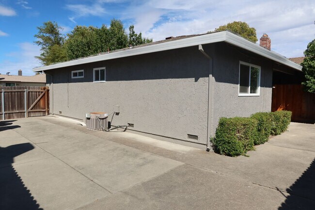 Building Photo - 379 Windward Way