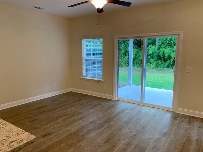 Building Photo - Cute 3 bedroom 2 bath