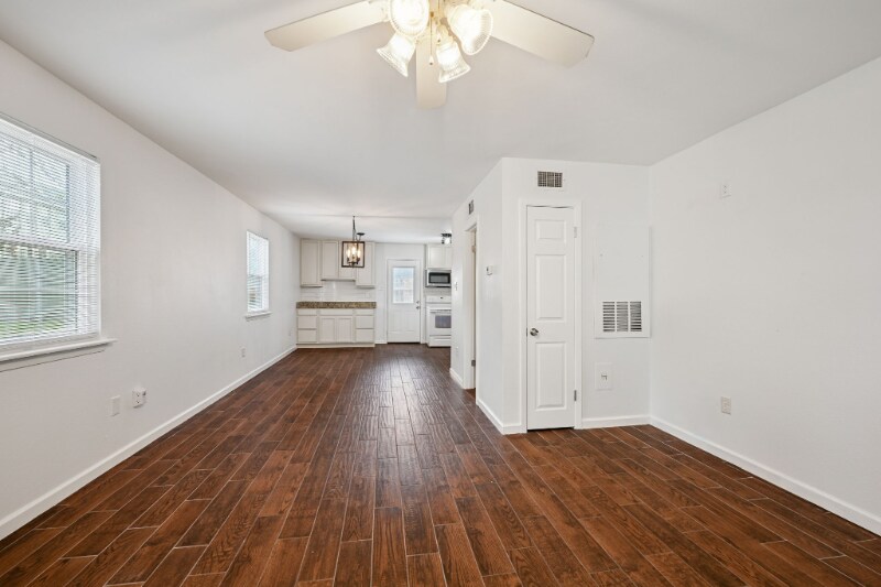 Building Photo - 713 Heavens Dr