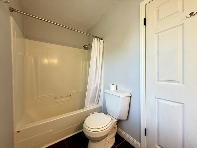 Building Photo - 718 Indianola Ave