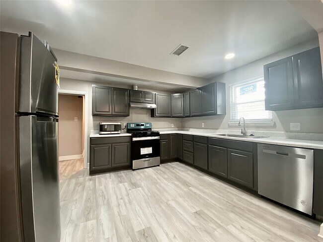 Building Photo - 628 King St