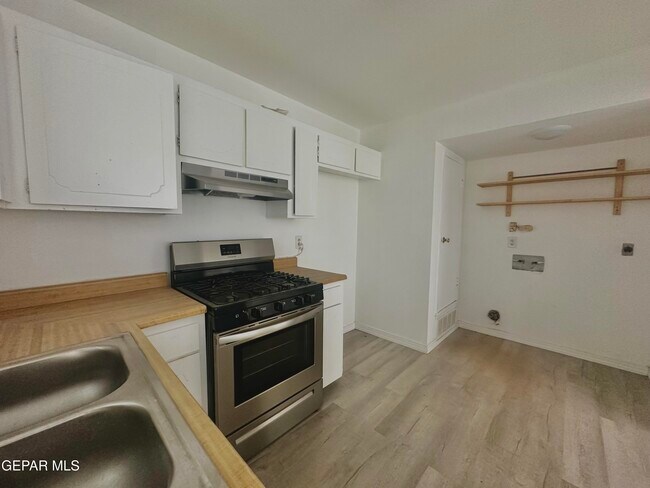 Building Photo - 421 Panahi Rd