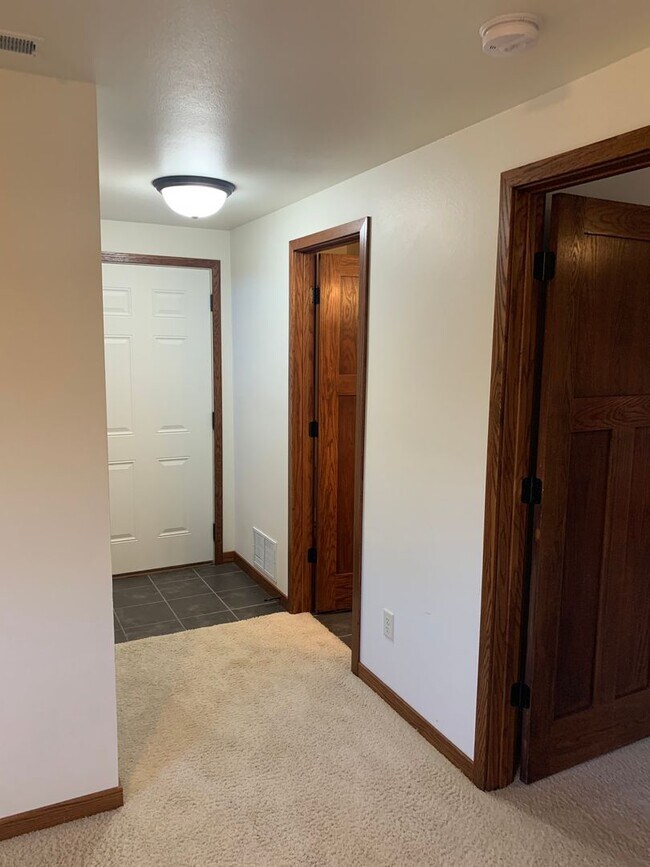 Building Photo - 3 bedroom, 3 bathroom Red Rocks Home for Rent