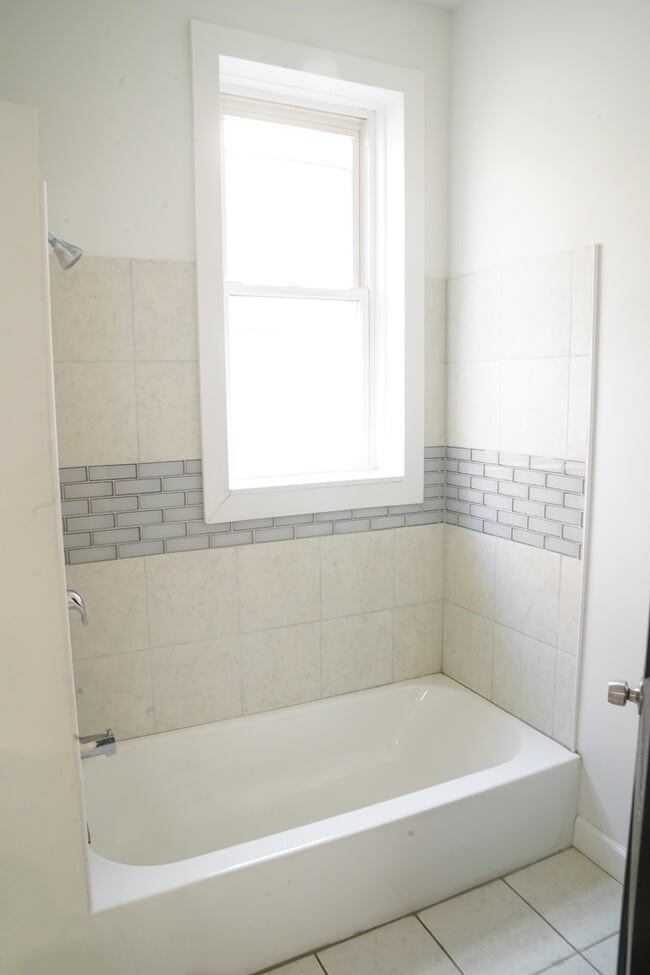 Building Photo - 154 N Lamon Ave