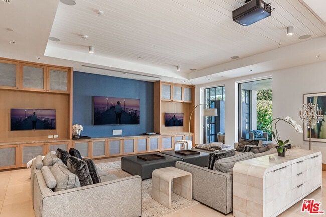 Building Photo - 618 N Beverly Dr