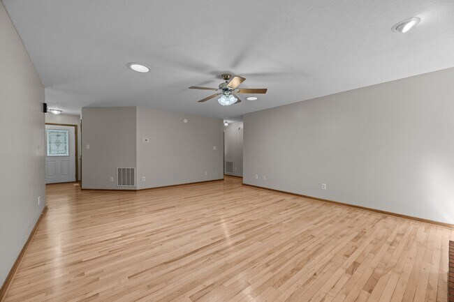 Building Photo - 506 River Rd