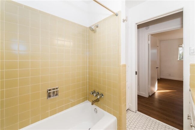 Building Photo - 4406 Scottsdale Rd