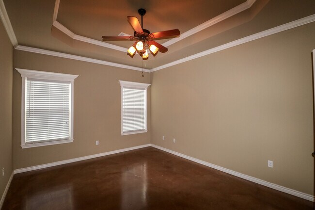 Building Photo - 3 Bedroom Single Family Home:  Refrigerato...
