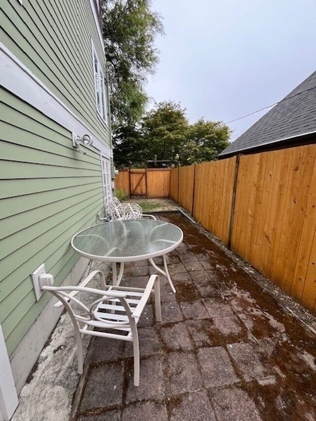 Building Photo - Wallingford Home. 4 beds, 2 bath. garage.