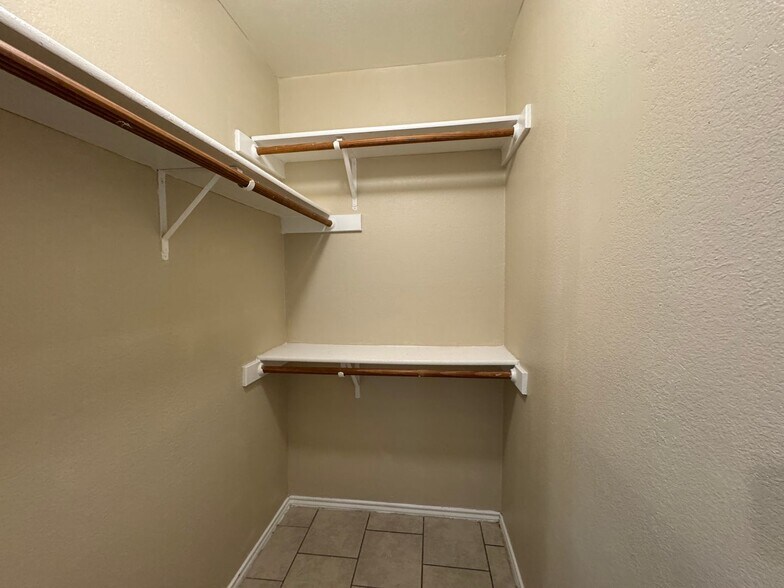 Building Photo - 1705 Cedarhill Dr