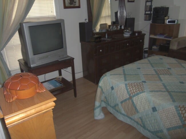 Building Photo - 914 Stetson Ave