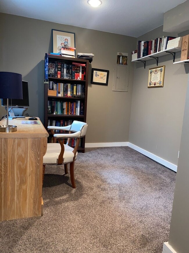 Building Photo - Single Family Home Available August 5th!
