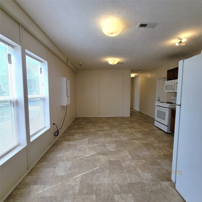 Building Photo - 2602 Castledale Dr