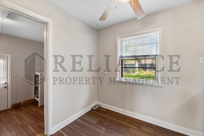 Building Photo - 1414 E 31st St S