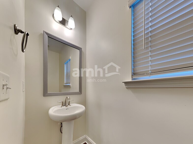 Building Photo - 174 Makenna Dr
