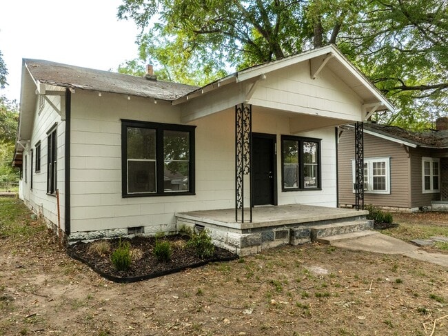 Building Photo - Freshly Updated 3 Bedroom House
