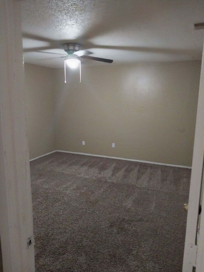 Building Photo - Welcome Home to Jefferson Square Apartments!