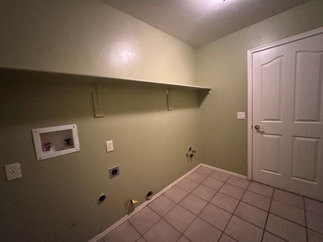 Building Photo - Beautiful 4 bedroom home in the neighborhood of Canyon De Flores!
