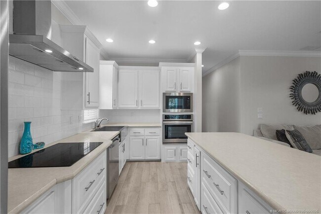 Building Photo - 257 NE Coastal Dr