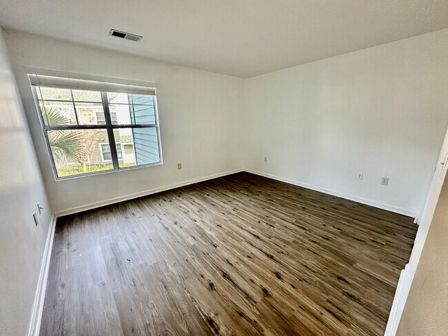 Building Photo - Spacious Three Bedroom Townhome in Old South!