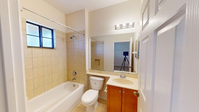 Building Photo - Charming 2Bed/ 2Bath in Poinciana Tuscany ...