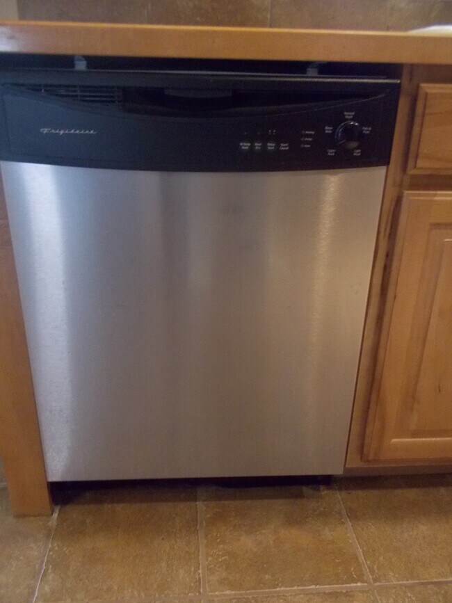 Building Photo - Beautiful home close to HAFB and town.