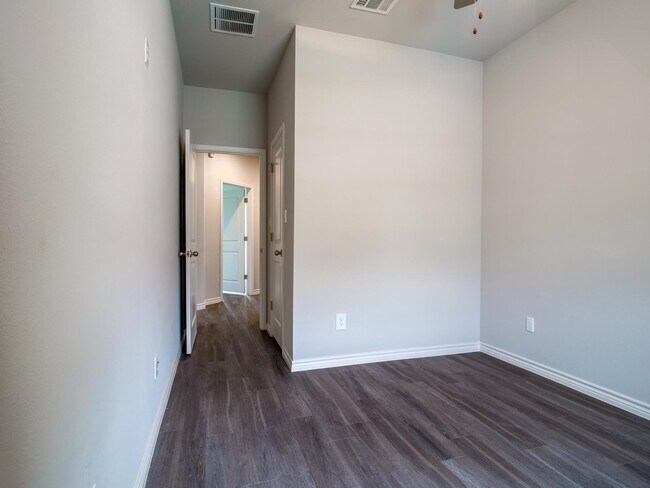 Building Photo - 221 Peruna Dr