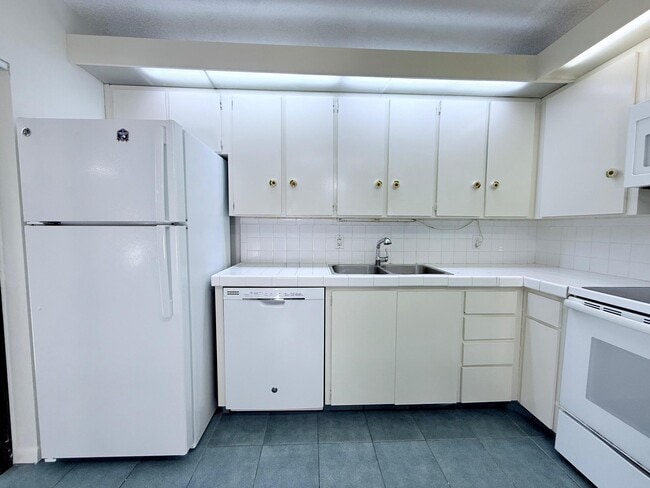 Building Photo - 710 7th Ln