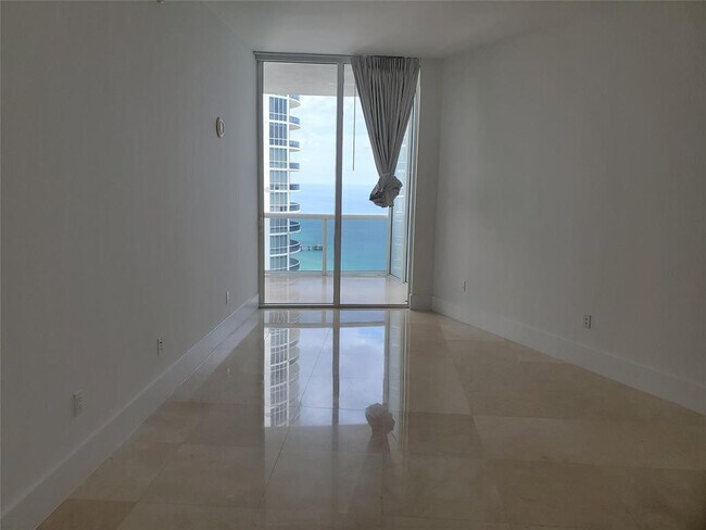 Building Photo - 15901 Collins Ave