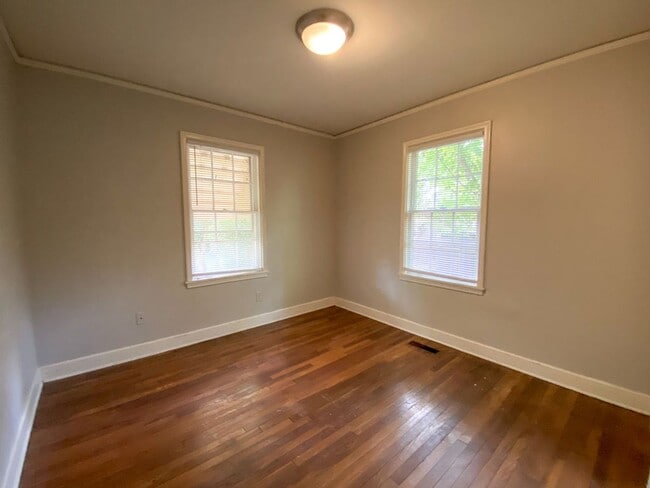 Building Photo - 3 bed, 1 bath by the University of Memphis