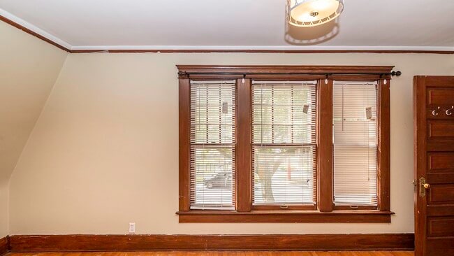 Building Photo - 823 Dewey Ave