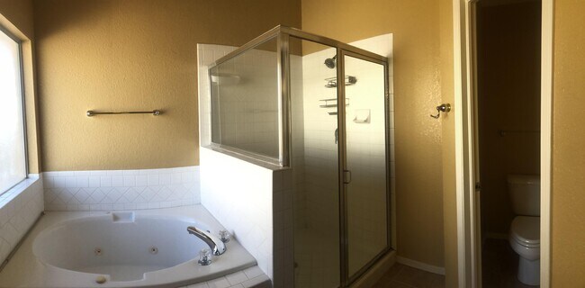 Building Photo - 556 Pinar Del Rio Dr