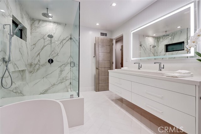 Building Photo - 1208 The Strand