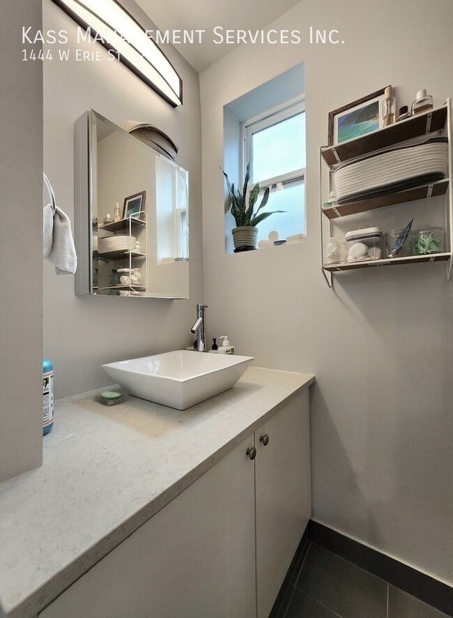 Building Photo - 1444 W Erie St